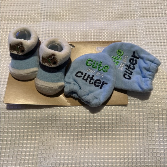 Carter’s blue and white Mitten & Bootie set for Newborn - Picture 4 of 5